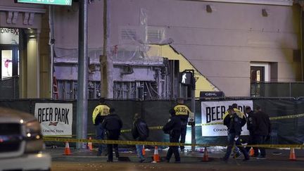 &nbsp; (Des policiers examinant les lieux à Las Vegas, après qu'une voiture ait foncé sur le "Strip". © REUTERS/David Becker)