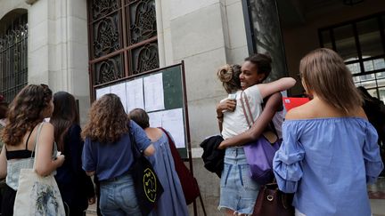 Des lycéens réagissent aux résultats du baccalauréat devant un établissement parisien, le 5 juillet 2017. (THOMAS SAMSON / AFP)