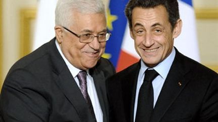 Mahmoud Abbas et Nicolas Sarkozy, à Paris, le 22 février 2010. (AFP - Lionel Bonaventure)