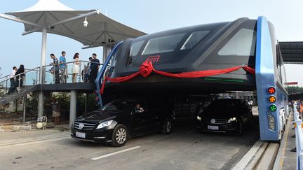 Le bus TEB-1 a été testé sur une piste dans la ville de&nbsp;Qinhuangdao (Chine), le 2 août 2016.&nbsp; (LUO XIAOGUANG / NURPHOTO)