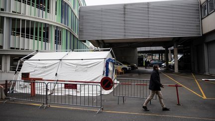 Une tente installée à l'entrée de l'hôpital Henri-Mondor à Créteil (Val-de-Marne) pour examiner les personnes souffrant des symptômes du&nbsp;Covid-19, le 6 mars 2020.&nbsp;&nbsp; (THOMAS SAMSON / AFP)