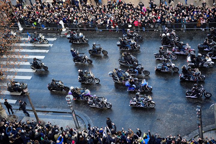 Des motards remontent l'avenue des Champs-Élysées pour accompagner le cortège de Johnny Hallyday
 (Martin Bureau / AFP)