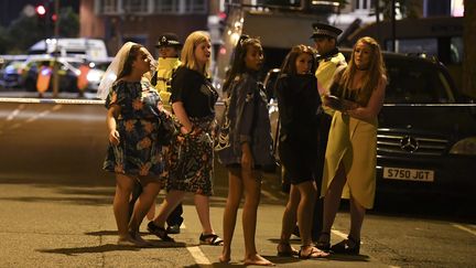 Des jeunes femmes bloquées derrière un cordon de police, le 4 juin 2017 dans le secteur du&nbsp;London Bridge et de Borough Market, à Londres (Royaume-Uni), après un attentat. (JUSTIN TALLIS / AFP)