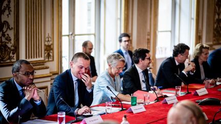 Elisabeth Borne entourée d'une partie de ses ministres à Matignon, lors d'une réunion de travail avec les présidents de conseils régionaux. (XOSE BOUZAS / HANS LUCAS)