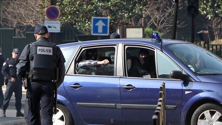 Un véhicule de police transportant Abdelkader Merah, frère de Mohamed, le 24 mars 2012 à Levallois-Perret&nbsp;&nbsp;(Hauts-de-Seine). (KENZO TRIBOUILLARD / AFP)