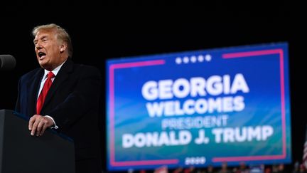 Donald Trump lors d'un meeting de campagne pour les sénatoriales dans l'Etat de Géorgie, le 5 décembre 2020, à l'aéroport régional de Valdosta (Etats-Unis). (ANDREW CABALLERO-REYNOLDS / AFP)