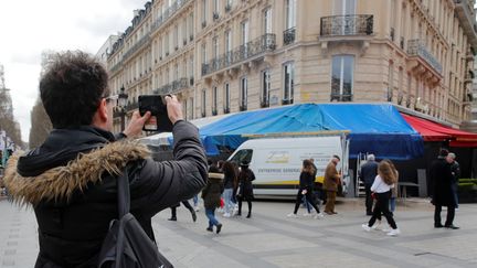 La brasserie Le Fouquet's, vandalisée sur les Champs-Elysées à Paris, samedi 16 mars, est recouverte de bâches, lundi 18 mars 2019.&nbsp; (PHILIPPE WOJAZER / REUTERS)