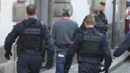 Des gendarmes français escortent Vincenzo Vecchi&nbsp;au palais de justice de Rennes, le 14 août 2019.&nbsp;&nbsp; (SEBASTIEN SALOM-GOMIS / AFP)