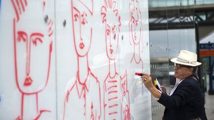 Le créateur Jean-Charles de Castelbajac peint sur les murs de de l'aéroport d'Orly le 28 juillet 2015.
 (MARTIN BUREAU / AFP)