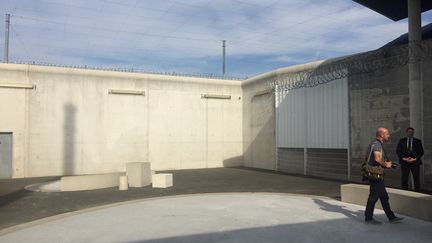 Inauguration du quartier dédié à la prise en charge de détenus radicalisés à la prison d'Alençon-Condé-sur-Sarthe, le 20 septembre 2018. (NOLWENN LE JEUNE / FRANCE-BLEU BASSE-NORMANDIE)