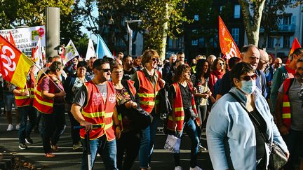 Des manifestants défilent à Clermont-Ferrand (Puy-de-Dôme), le 18 octobre 2022. (ADRIEN FILLON / HANS LUCAS)