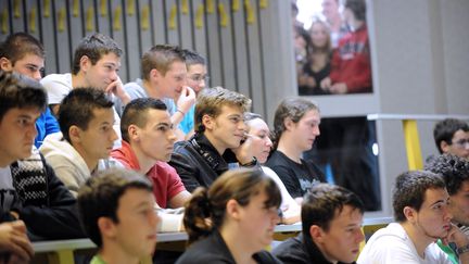 Des étudiants dans unamphithéâtre de l'université de Savoie, à Annecy-le-Vieux (Savoie). (Photo d'illustration) (JEAN-PIERRE CLATOT / AFP)