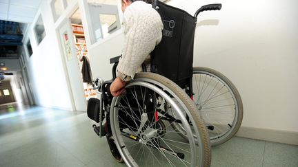 Un travailleur handicapé dans son entreprise. (CLAUDE PRIGENT / MAXPPP)