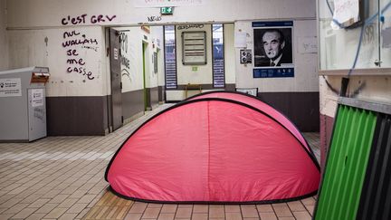 Le 9 avril, des occupants dorment dans une tente, à Tolbiac.&nbsp; (TRISTAN REYNAUD/SIPA)