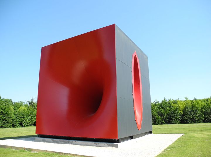 Anish Kapoor, "Sectional Body Preparing for Monadic Singularity"
 (photo Valérie Oddos / Culturebox / France Télévisions)