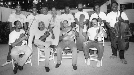 Sur cette photo d'archive prise le 20 juillet 1986, les membres du groupe martiniquais Malavoi posent pour la première fois ensemble dans les arènes de Cimiez pendant le festival de jazz de Nice, dans le sud-est de la France. (RALPH GATTI / AFP)