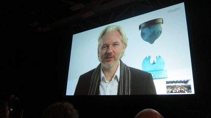 Le fondateur de Wikileaks, Julian Assange, le 8 mars 2014 en visioconf&eacute;rence au Texas, depuis l'ambassade de l'Equateur &agrave; Londres o&ugrave; il est r&eacute;fugi&eacute;.&nbsp; ( BARBARA ORTUTAY / AP / SIPA)