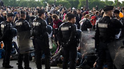 Des gendarmes encadrent un rassemblement d'opposants à la loi Travail, le 12 mai 2016 à Paris. (GEOFFROY VAN DER HASSELT / AFP)