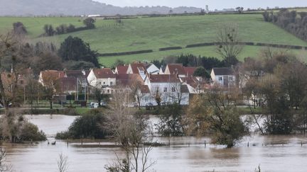 Une vue des inondations à Isques, dans le Pas-de-Calais, le 7 novembre 2023. (DENIS CHARLET / AFP)