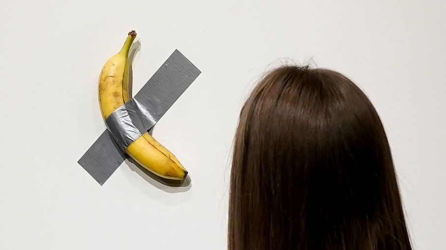 Une banane proclamée œuvre d'art vendue 6,2 millions de dollars à New York