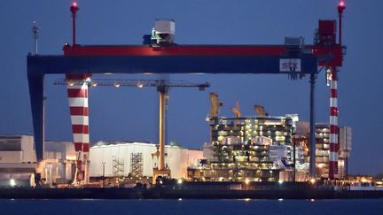 Les chantiers navals de Saint-Nazaire (Loire-Atlantique), photographiées le 2 mai,&nbsp;ont reçu une nouvelle commande de l'armateur américain Royal Caribbean. (YANNICK LE GAL / ONLY FRANCE / AFP)