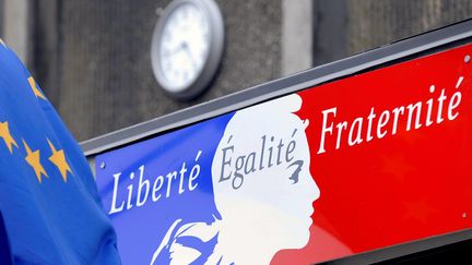 Enseigne avec la devise "Liberté, Egalité, Fraternité" avec un drapeau tricolore français et le drapeau européen devant le lycée Jacques Marquette à Metz (Moselle). (/NCY / MAXPPP)