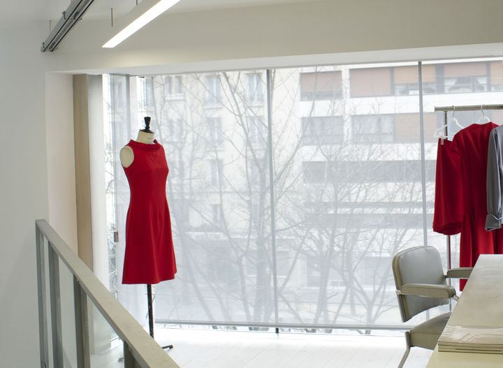 Dans l'atelier de la première boutique parisienne de semi-couture d'Anna Ruohonen à Paris
 (Pekka Littow)