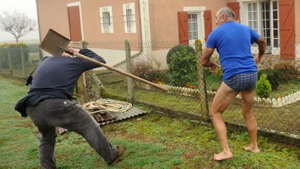 Un habitant d'Audon (Landes) lance une pelle sur un militant de la Ligue de protection des oiseaux, le 9 novembre 2015. (GAIZKA IROZ / AFP)