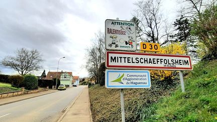 Le panneau d'entrée de&nbsp;Mittelschaeffolsheim,&nbsp;un village d'un peu plus de 500 habitants&nbsp;dans le Bas-Rhin. (BENJAMIN ILLY / RADIO FRANCE)