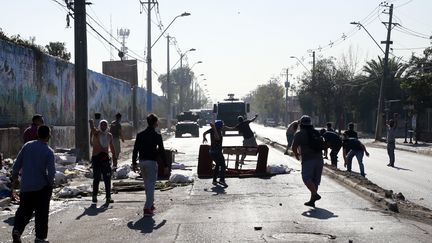 Des heurts entre forces de l'ordre et manifestants opposés au confinement, le 18 mai 2020 à Santiago du Chili (PABLO ROJAS / AFP)