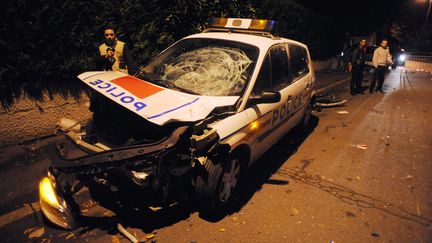 La voiture de police qui a percut&eacute; la mini-moto sur laquelle se trouvaient&nbsp;Moushin et Larami, le 25 novembre 2007, &agrave; Villiers-le-Bel (Val d'Oise). (MARTIN BUREAU / AFP)