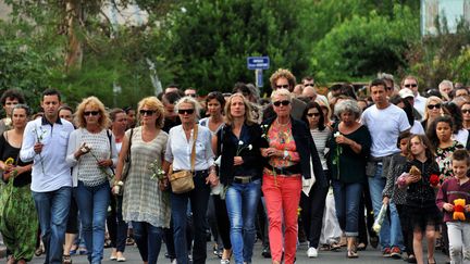 &nbsp; (Une marche silencieuse en hommage à l'institutrice tuée vendredi à Albi © Maxppp)