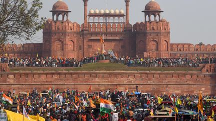 Dans une "parade des tracteurs", des agriculteurs protestent contre les lois de libéralisation du marché agricole à New Delhi (Inde), devant le Fort rouge, le 26 janvier 2021. &nbsp; (ANINDYA CHATTOPADHYAY / THE TIMES OF INDIA / AFP)