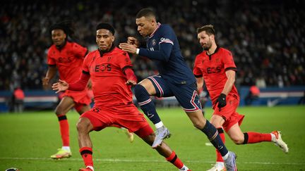 Kylian Mbappé défie Jean-Clair Todibo le 1er décembre 2021. (FRANCK FIFE / AFP)