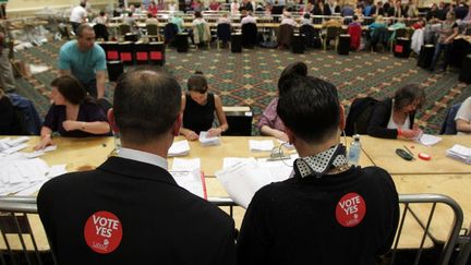 D&eacute;pouillement des bulletins de vote sur le pacte budg&eacute;taire europ&eacute;en, &agrave; Dublin, en Irlande, le 1er juin 2012. (PETER MUHLY / AFP)