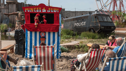 Malgr&eacute; la pr&eacute;sence de ces marionnettes, Banksy d&eacute;finit Dismaland comme un "parc &agrave; th&egrave;me familial qui ne convient pas aux enfants". D'ailleurs, ce petit spectacle &eacute;voque le pr&eacute;dateur sexuel Jimmy Salville et &agrave; "50 Nuances de Grey". (LNP / REX SHUTTERSTOCK / SIPA)