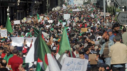 Une marée humaine, dans&nbsp;rues d'Alger&nbsp;lors du quatrième&nbsp;vendredi de manifestation, pour protester contre le gouvernement Bouteflika. (ADEL SEHREI/WOSTOK PRESS/MAXPPP)