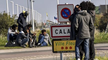 Des migrants sont en attente de leur passage en Angleterre, le 2 novembre 2017, à Calais (Pas-de-Calais). (PHILIPPE HUGUEN / AFP)