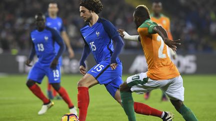 Adrien Rabiot face à Jonathan Kodjia, le 15 novembre 2016, lors du match France-Côte d'Ivoire, à Lens (Pas-de-Calais). (FRANCK FIFE / AFP)