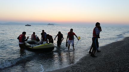 Partis d'une plage des environs de la station baln&eacute;aire turque de Bodrum, ces voyageurs clandestins accostent &agrave; Kos au lever du jour. Ils ont ram&eacute; pendant deux heures dans l'obscurit&eacute;, seulement guid&eacute;s par les lumi&egrave;res de la ville grecque. (BENOIT ZAGDOUN / FRANCETV INFO)