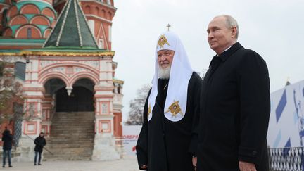 Le patriarche Kirill, chef de l'Église orthodoxe russe, et le président russe Vladimir Poutine, le 4 novembre 2023 à Moscou (Russie). (GAVRIIL GRIGOROV / AFP)