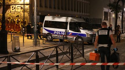 Des policiers sur la scène de l'attaque au couteau, dans le 19 arrondissement de Paris, le 9 septembre 2018. (ZAKARIA ABDELKAFI / AFP)