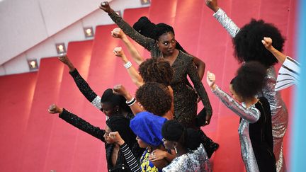 Les 16 actrices françaises noires et métisses réunies pour dénoncer la&nbsp;sous-représentation des personnes noires dans le cinéma en France, le 16 mai 2018 au Festival de Cannes. (ANNE-CHRISTINE POUJOULAT / AFP)