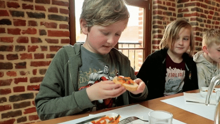 Dans le Nord, le restaurant d’Oxelaere accueille des clients particuliers depuis deux ans. Il sert de cantine aux quinze enfants de l’école primaire, une façon de redynamiser la commune, et de servir aux enfants des repas moins chers, plus équilibrés, et avec des produits locaux.