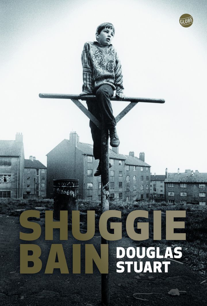 Couverture du roman de Douglas Stuart, "Shuggie Bain" (@ éditions Globe)