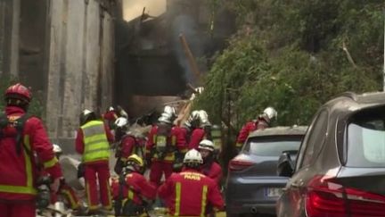 Après l'explosion d'un immeuble dans le 5e arrondissement de Paris, mercredi 21 juin, comment les victimes et les riverains sont-ils pris en charge ? En direct devant la mairie du 5e arrondissement de la capitale, jeudi, le journaliste Noé Poitevin fait le point. (France 2)