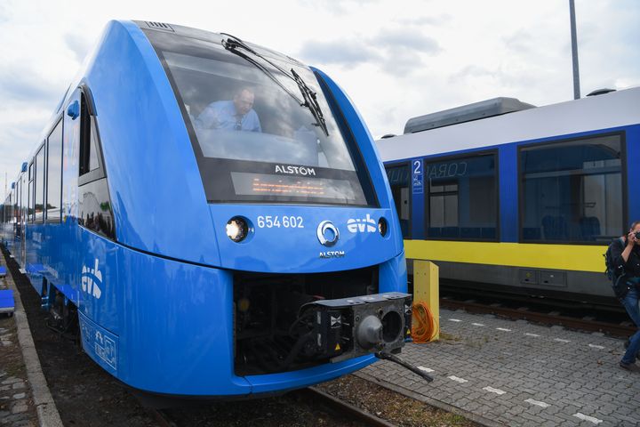 Le premier train à hydrogène d'Alstom, à la gare de&nbsp;Bremervoerde, en Allemagne, le 16 septembre 2018. (PATRIK STOLLARZ / AFP)