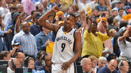 Tony Allen et les Grizzlies ont pris l'avantage face au Thunder (JESSE D. GARRABRANT / NBAE / GETTY IMAGES)