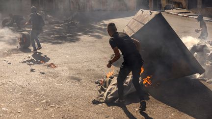 Des manifestants palestiniens affrontent les forces de sécurité israéliennes dans la ville d'Hébron, en Cisjordanie occupée, le 18 octobre 2023. (HAZEM BADER / AFP)