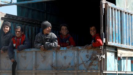 Des enfants évacués de Baghouz en Syrie, le 20 février 2019. (DELIL SOULEIMAN / AFP)